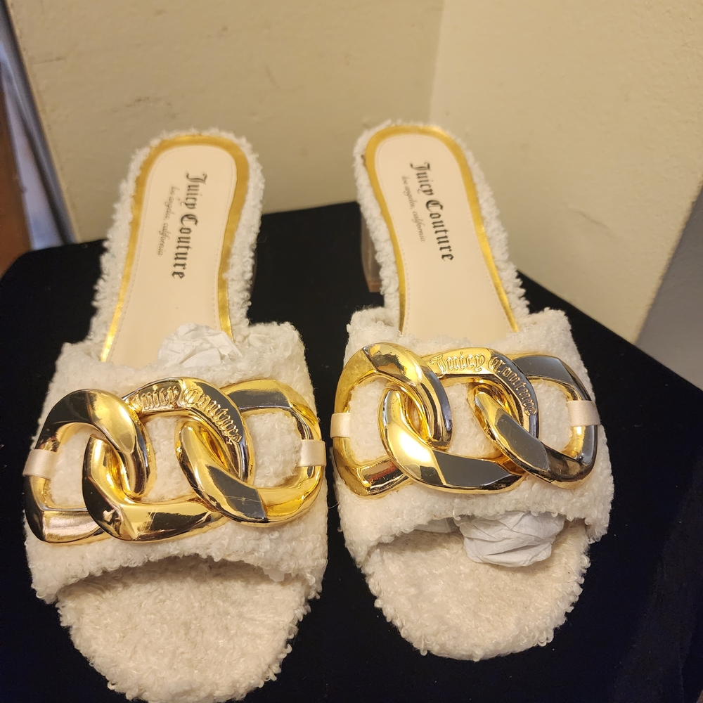 Juicy Couture Women's Slippers in Cream with Gold Chain